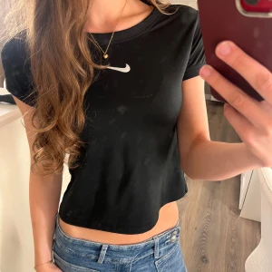 Svart croppad Nike tränings t shirt - Säljer en snygg tränings t shirt från Nike. Tröjan är i barnstorlek M💗
