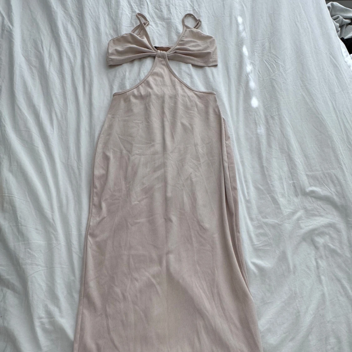 Beige ribbad långklänning cut out