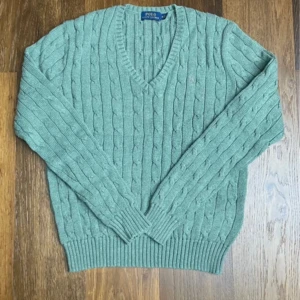Grön Cable Knit tröja Polo Ralph Lauren - Ralph lauren cable knit 100% Cotton  Condition: Very good  Size/Measurements: Kids Size M,   Length: 55 cm  Width: 45 cm  Shipping: Same/Next day 