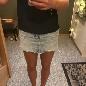 Ljusblå jeanskjol med slitna detaljer - Min favvo jeans kjol från Zara som tyvärr har blivit för liten🥺 köptes för några år sedan och är välanvänd men i bra skick! Älskar färgen och de slitna detaljerna💓💓💓