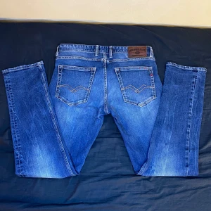 Replay Grover 31/32 - ‼️Mått på sista bilden‼️ Mörkblå Replay jeans med riktigt snygg tvätt och i nyskick. Modell Grover, strl 31/32 Skick: ⭐️10/10⭐️ Hör av er vid frågor! Fraktar inom 1 dag📦