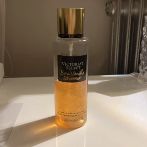 Victoria's Secret Bare Vanilla Shimmer - Skimrande parfymmist med doft av vispad vanilj och mjuk cashmere från Victoria's Secret ✨