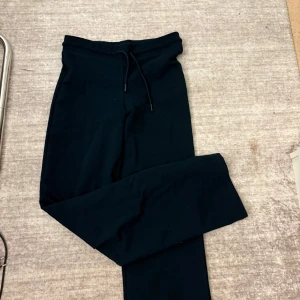 Marinblåa mjukisbyxor med snörning - Marinvlåa mjukisbyxor. Sköna och enkla, perfekta för chill eller träning. Raka ben och mjukt material som känns bekvämt hela dagen.