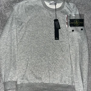 Stone Island Tröja - En helt ny och oanvänd Stone island tröja med tags. Den har en riktigt skön och stilig passform som passar alla om ni skulle vara intresserade tveka inte på att skriva här 👍🏽👍🏽