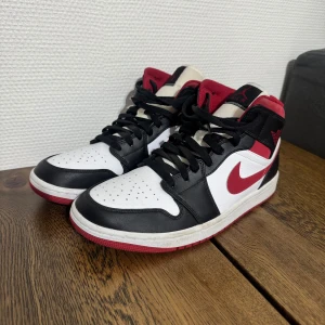 Jordan 1 Mid gym red - Nike Air Jordan 1 Mid gym red i nästan nyskick använda max 2-3 ggr storlek 44