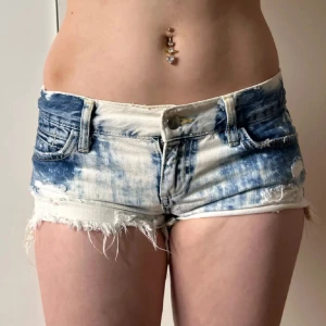 Lågmidjade jeansshorts minishorts vintage  - Storlek ”8” / xs. Midjemått: 37,5. Köp sker via köp nu, jag postar inom 24h. Kvar tills markerad såld 