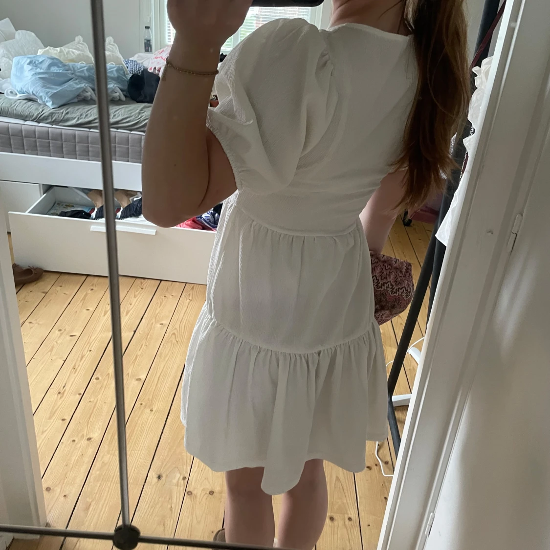 Vit omlottklänning med puffärm - 2