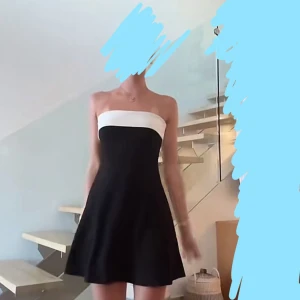 Svartvit axelbandslös kortklänning - Såså fin klänning inga defekter och helt perfekt till sommaren💋💋