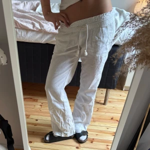 Roxy linnebyxor  - Supersnygga lågmidjade och utsvängda linnebyxor i storlek xs från Roxy!🤍 Sparsamt använda så de är i gott skick, men behöver kanske strykas! Midjemått: 38cm (men är justerbart). Innebenslängd: 75cm