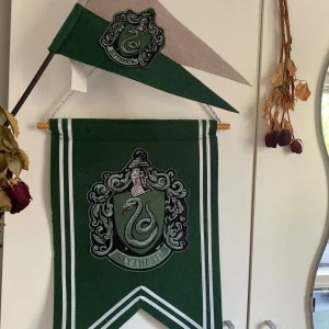 Harry Potter flagga - Båda är i extremt bra skick från Warner Bros Studios i England. Flaggan för 100, banner för 150 och båda för 250!💚