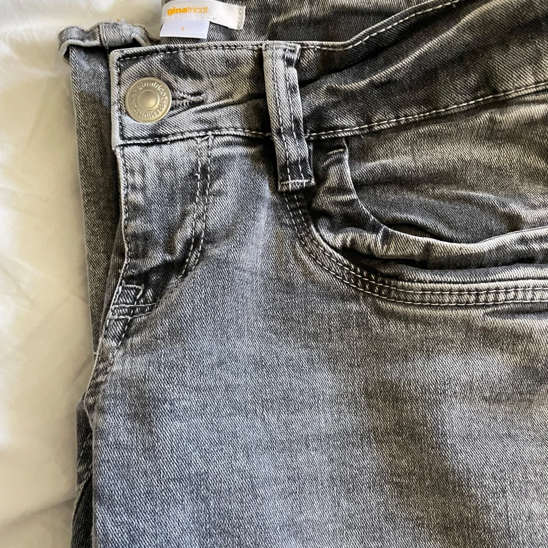 Grå bootcut jeans från Gina Tricot - 3