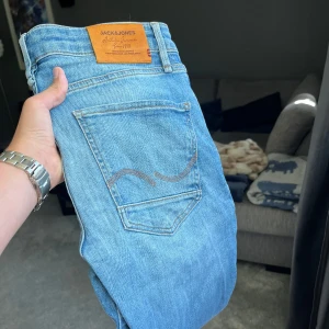 Jack&Jones jeans - Tjena, säljer nu dessa riktigt snygga Jack&Jones jeans‼️Modell - Slim/Straight. Nypris = 999kr. Köpta ny i butik‼️Hör av dig vid frågor🙌