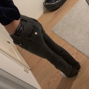 True Religion jeans - Säljer nu mina true religion jeans i stl 23 och modellen BECCA. Dem är använda en gång då storleken inte passade jättebra. Etiketten/lappen har jag kvar och den medföljer såklart. Hade annars kunnat tänka mig byta mot andra fast i lågmidjat istället(färg spelar nog ingen roll)🩶 pris går kanske att diskuteras vid snabb affär så de är bara att skriva och fråga!!