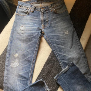 Nudie jeans - Nudie jeans med super snygg tvätt, storlek 29/32, tveka inte på att höra av er:)
