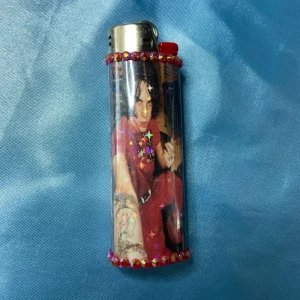 SEMATARY - wendigo - lighter - ⭐️ 1st Refillable BIC MAXI LIGHTER med HAUNTED MOUND inspirerad wrap⭐️ ✨Tillsammans med lightern kommer harold stickers och freebies! (klistermärken + godis) ✨