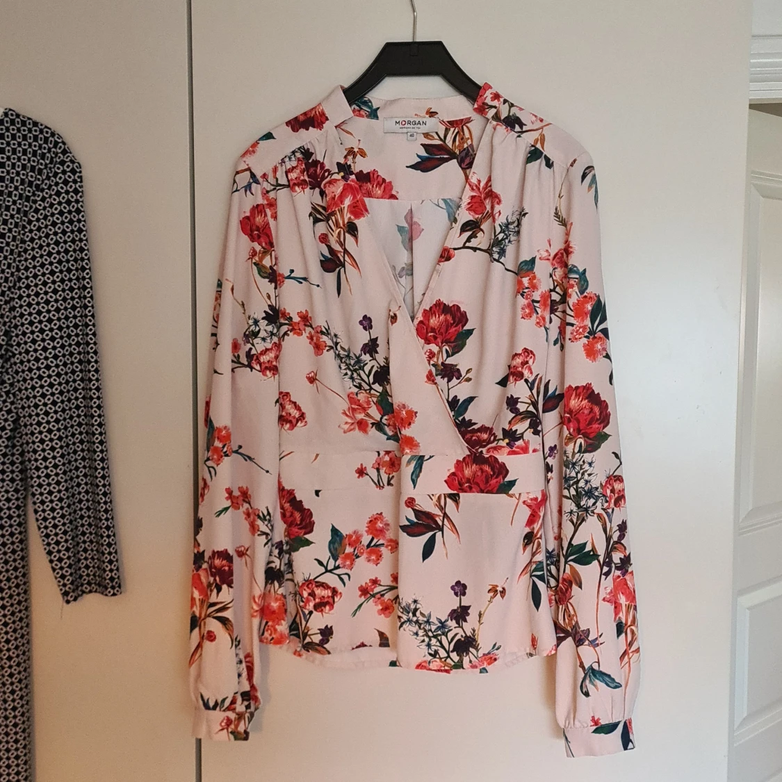 Mönstrad blus från Morgan i storlek 40