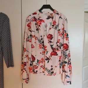 Mönstrad blus från Morgan i storlek 40 - Mönstrad blus från Morgan i storlek 40 säljes. Blusen är använd 1 gång således i gott skick !