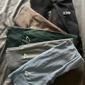 Flera Gymshark och ICANIWILL tights - GARDEROBSRENSNING! Olika skick, men alla är i väldigt bra skick. Använt fåtal gånger. 50kr/st skriv till mig vilken färg
