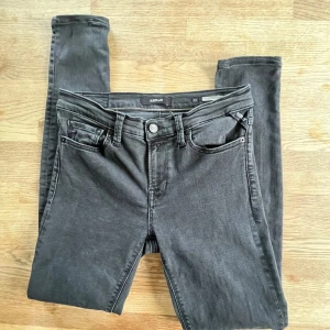 Svarta Replay jeansbyxor - Säljer ett par svarta jeans från Replay med klassisk femficksdesign och smal passform. Byxorna har dragkedjegylf och diskreta Replay-detaljer vid fickan. Perfekta för dig som gillar stilrena och bekväma jeans. Skinny jeans bra skick