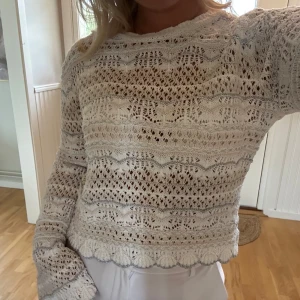 Stickad Glittrig tröja från Lindex - Beige , vit och silverglittrig stickad tröja från Lindex barnavdelning, sitter som en S