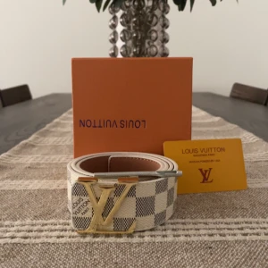 En vit och guld bälte  - En vit och guld bälte jätte bra skick.  Du kan ändra storleken på bälte själv.