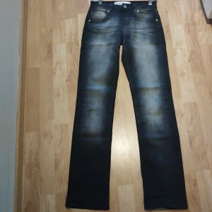 Bershka Straight Lowwaist Jeans  - Bershka svart/grå straight jeans. Storlek: 32. Passform: straight, lowwaist. Använd ett få antal gånger, typ som nya. Säljs pågrund av att de ej passar. 