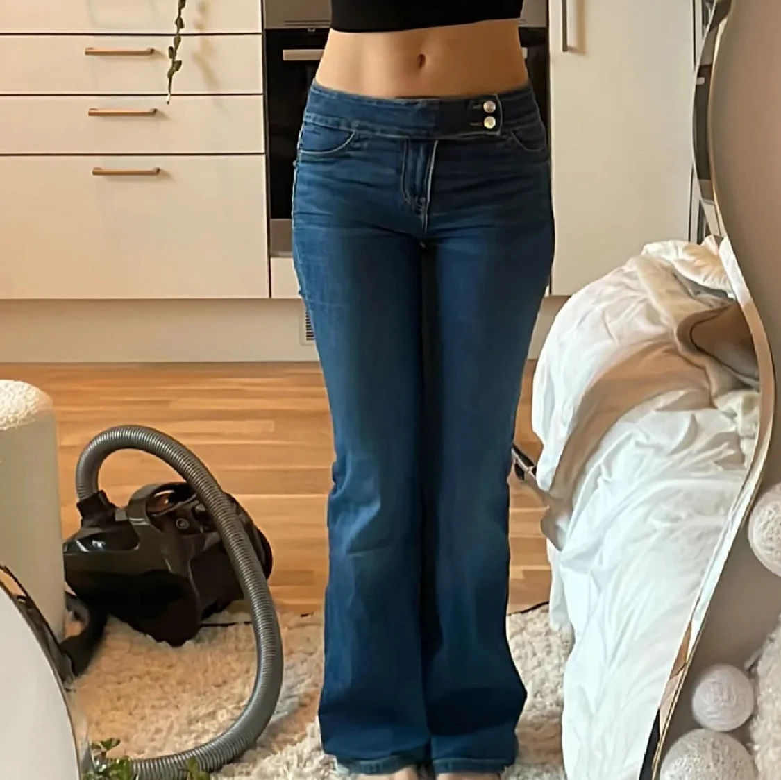 Blå bootcut jeans med hög midja