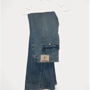 True Religion JOEY Low Rise Flare Jeans - Säljer ett par blå True Religion JOEY jeans med låg midja och utsvängda ben.