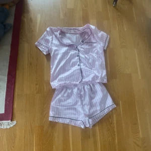 Liknade Victoria secret pyjamas - Liknade Victoria secret pyjamas år i storlek m men är typ en s eller xs💞använd 1 gång pris går att diskutera💘