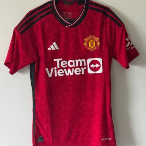 Manchester United matchtröja  - Röd Manchester United fotbollströja från Adidas i storlek XS (SlimFit). Endast testad, passade inte riktigt mig. 177cm/72kg för reference.