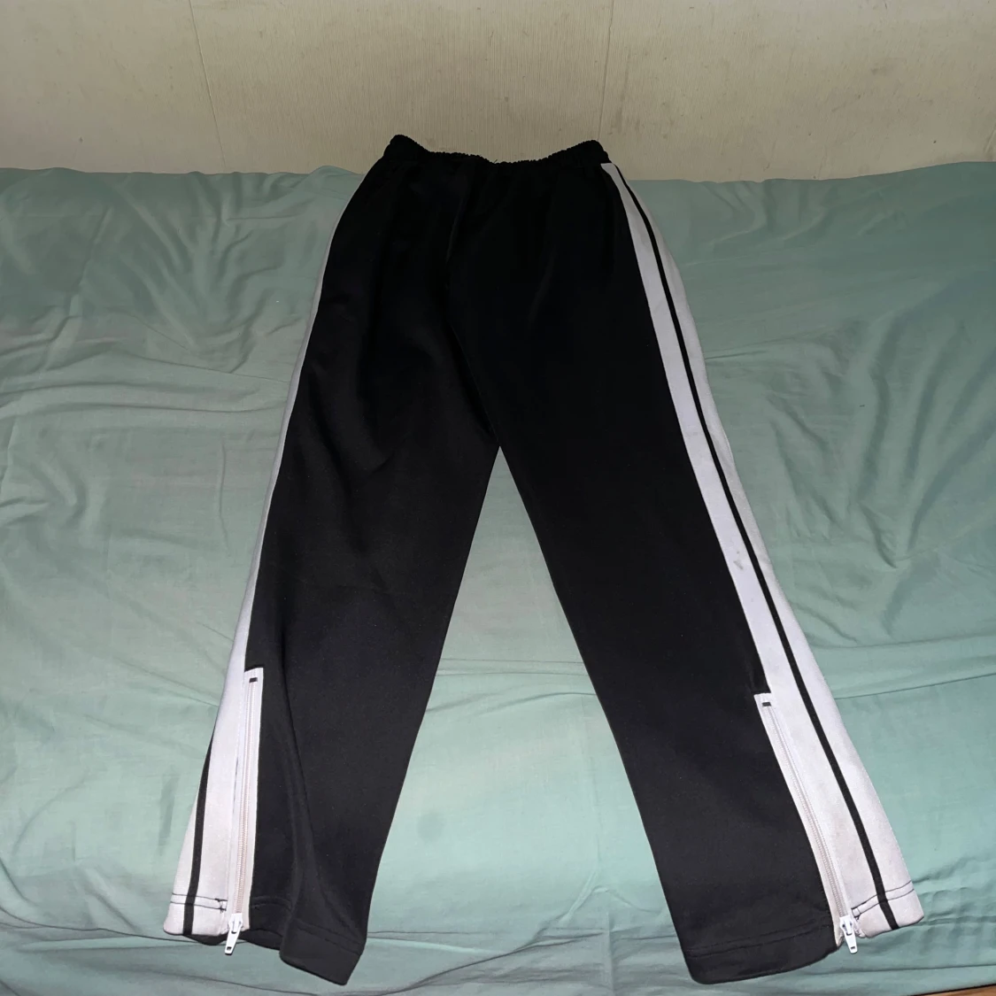 Palm Angels svarta mjukisbyxor med vita ränder - 2