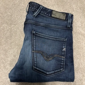 Replay Anbass jeans - Säljer dessa mörkblå Replay Anbass jeans (slimfit) med en riktigt snygg tvätt! Jeansen är i kanon skick, inga defekter! Size 32/32. Skriv vid funderingar!