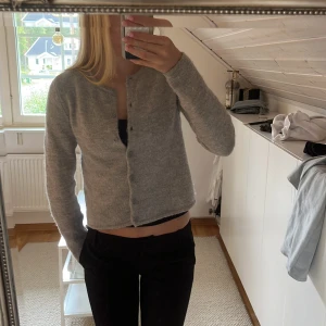 Grå kofta från Gina Tricot - Mysig grå kofta från Gina Tricot i storlek S. Köptes för 400 kronor och är nästan aldrig använd 💓💓