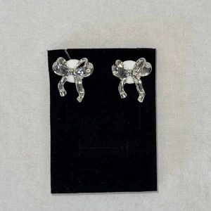 Rosett Örhängen  - 22 mm x 24 mm. Hög kvalitet. Supergulliga kan mötas upp i Örebro!