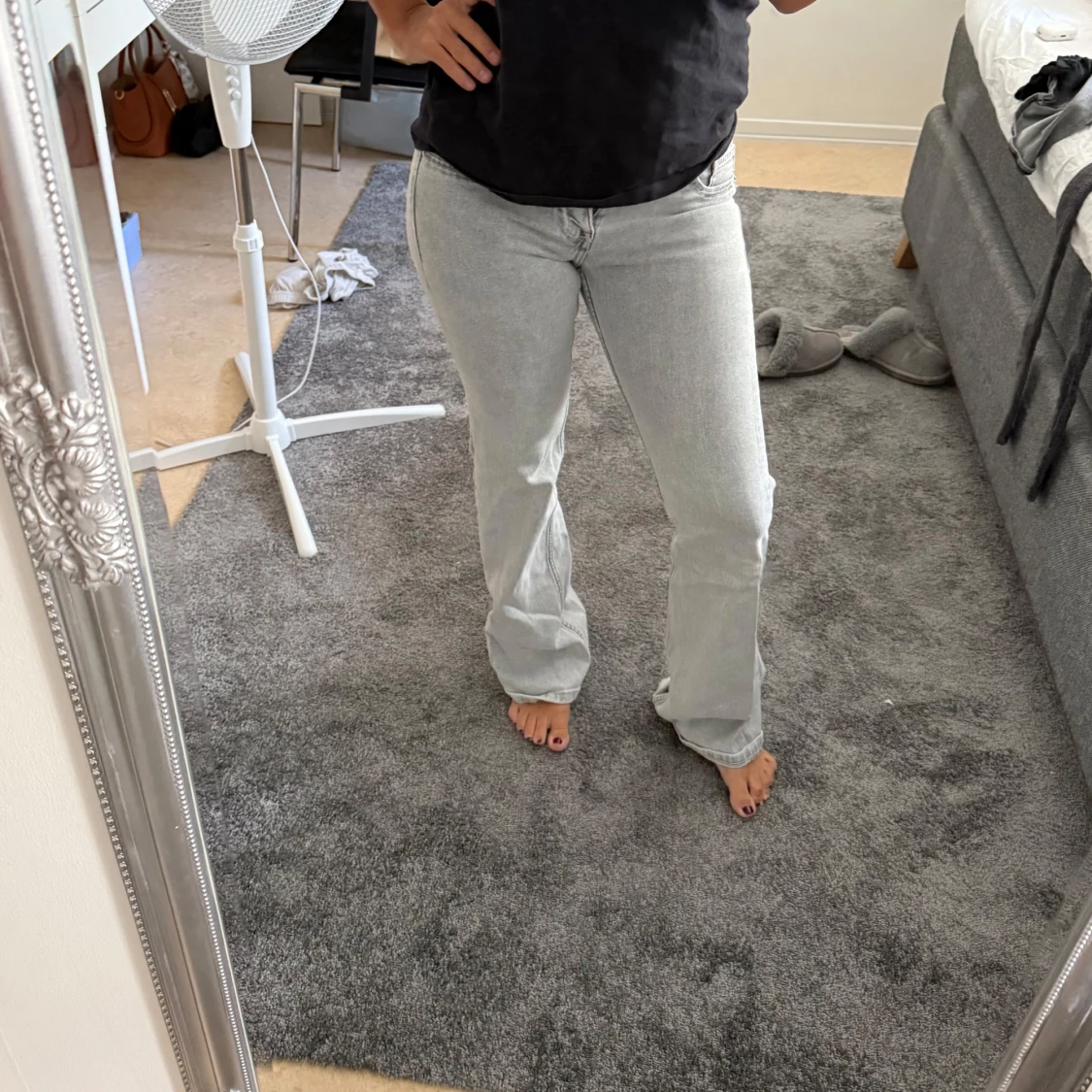 Ljusgråa, lågmidjade bootcut jeans