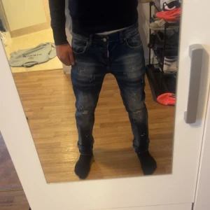 Blå Dsquared2 jeans  - Säljer ett par helt nya Dsquared2 jeans använt de 2 gånger, de har en slim fit passform. Hör av er vid funderingar.