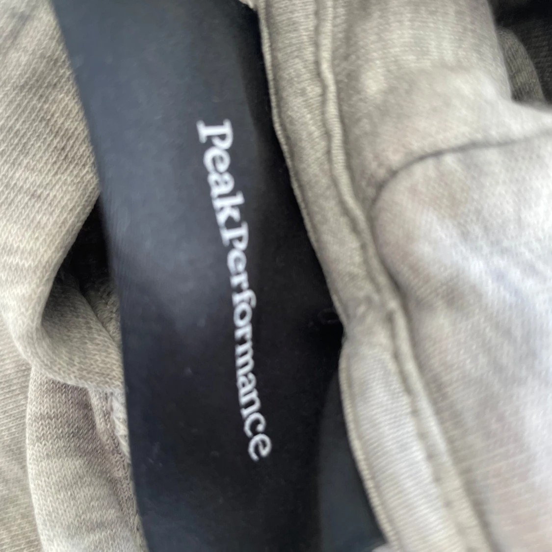 Grå hoodie från Peak Performance - 1