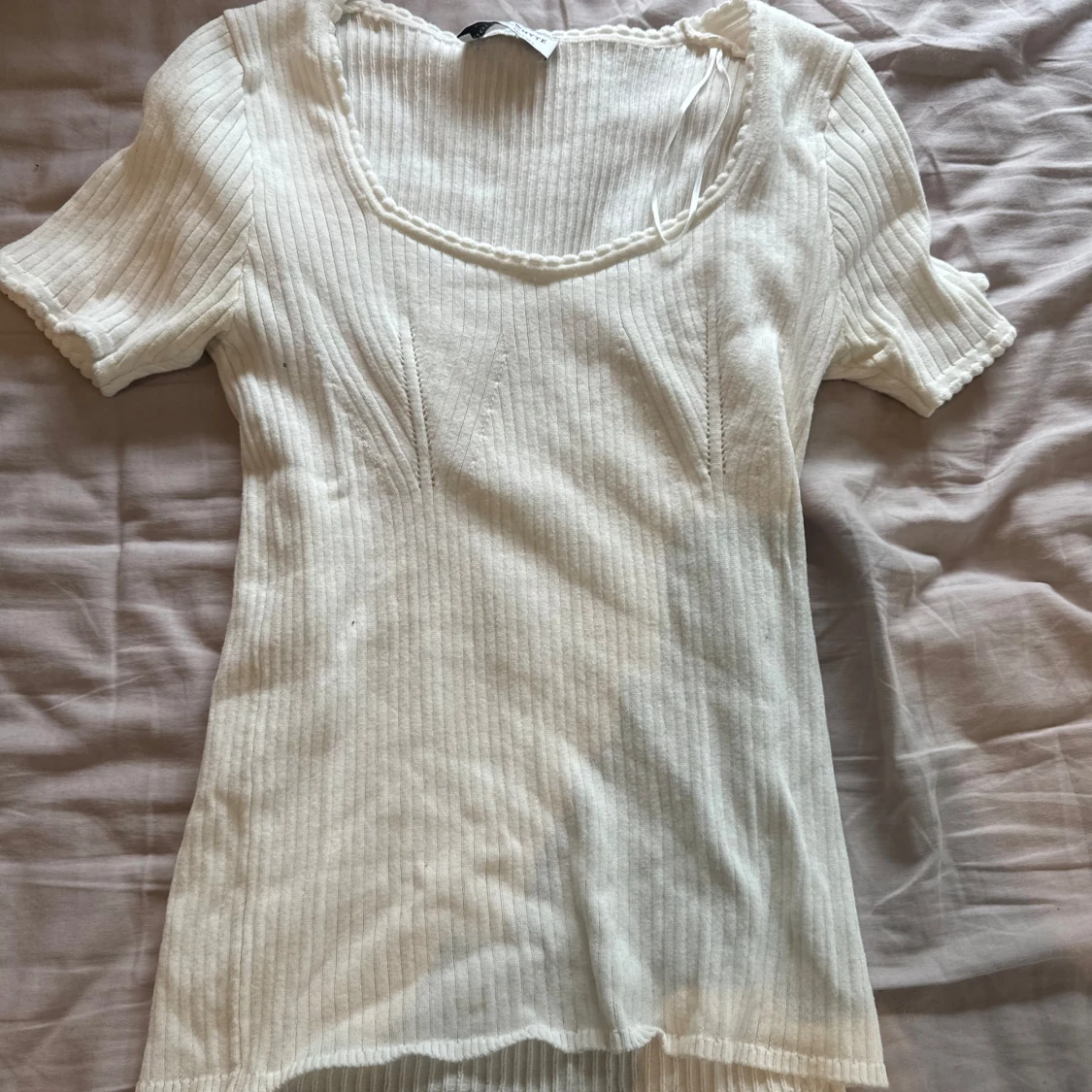 Vit ribbad topp med kort ärm - 1