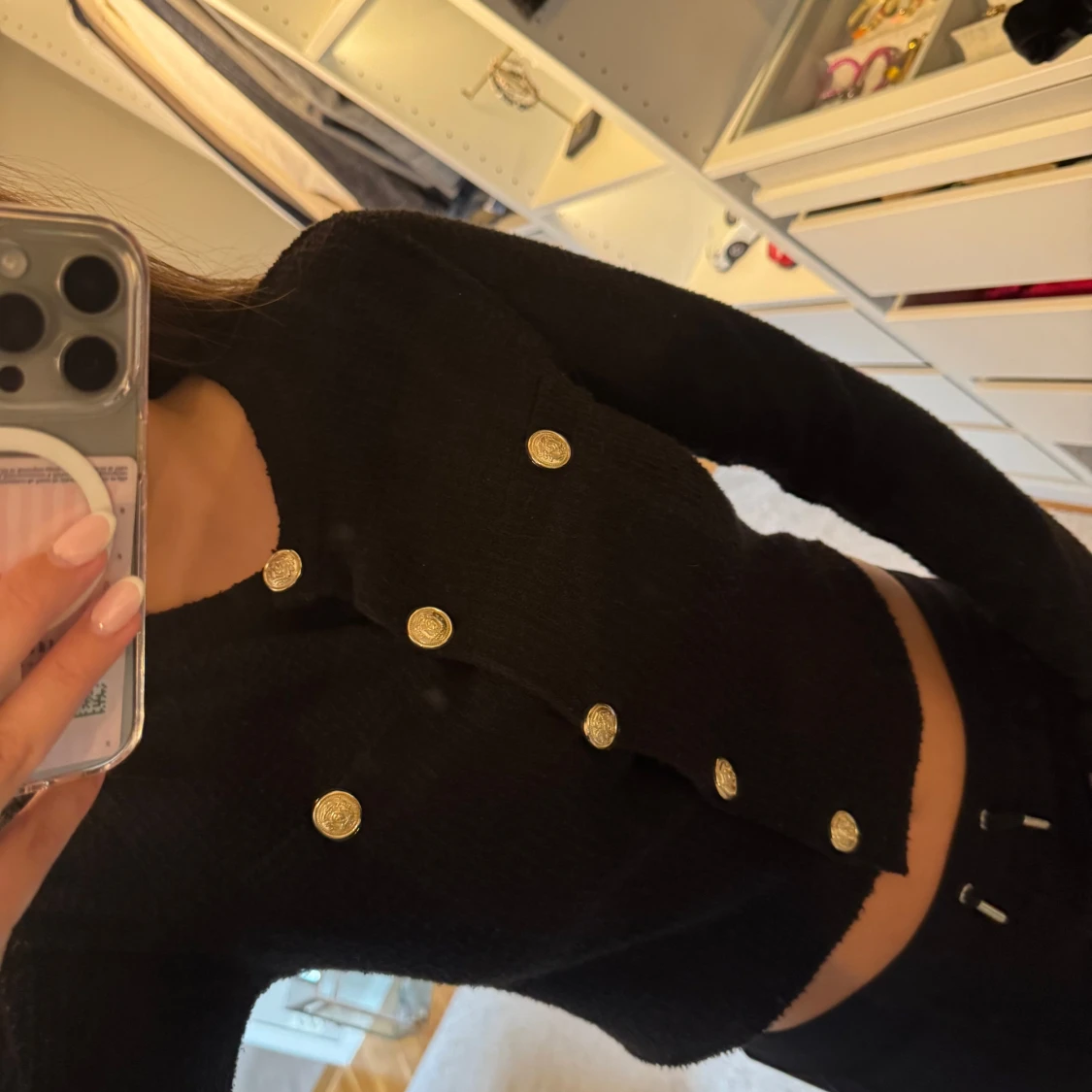 Svart croppad kofta med guldknappar