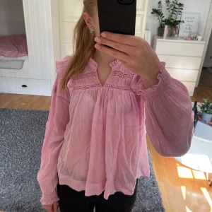 Ljusrosa blus  - Endast använd 1-2 ggr. Köptes på Gina Young 2024. Pris kan diskuteras 🫶🏼 (nypris cirka 200kr)