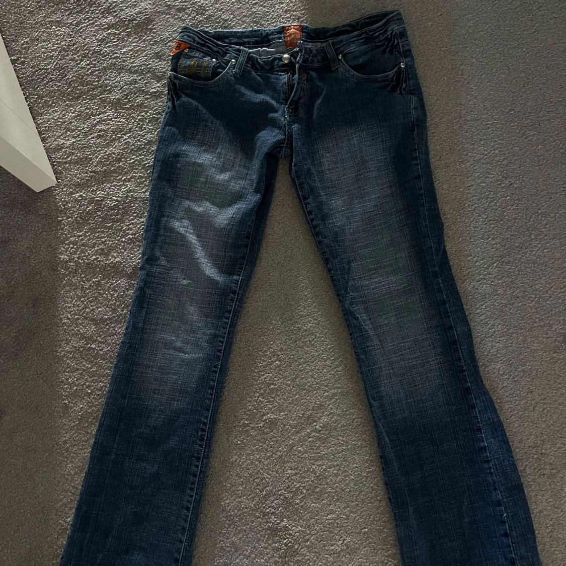 Mörkblå lowwaist jeans från Before Jeans
