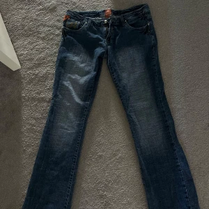Mörkblå lowwaist jeans från Before Jeans - Snygga mörkblå jeans från Before Jeans booutcut Low waist, storlek S-M skriv gärna prisförslag!