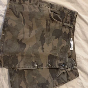 Jeanskjol  - Snygg comouflage jeanskjol med shorts under🤍☀️