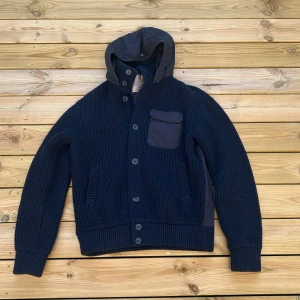 Mörkblå Cardigan Herno - Säljer en sällsynt Herno Resort cardigan i storlek M. Eller storlek 48 i EU. Skick 10/10, knappt använd. Nypris ca 9500kr. Mitt pris: 2999kr. Fraktar smidigt via PostNord eller Instabox 📦 Tveka inte av att höra av dig! :) 