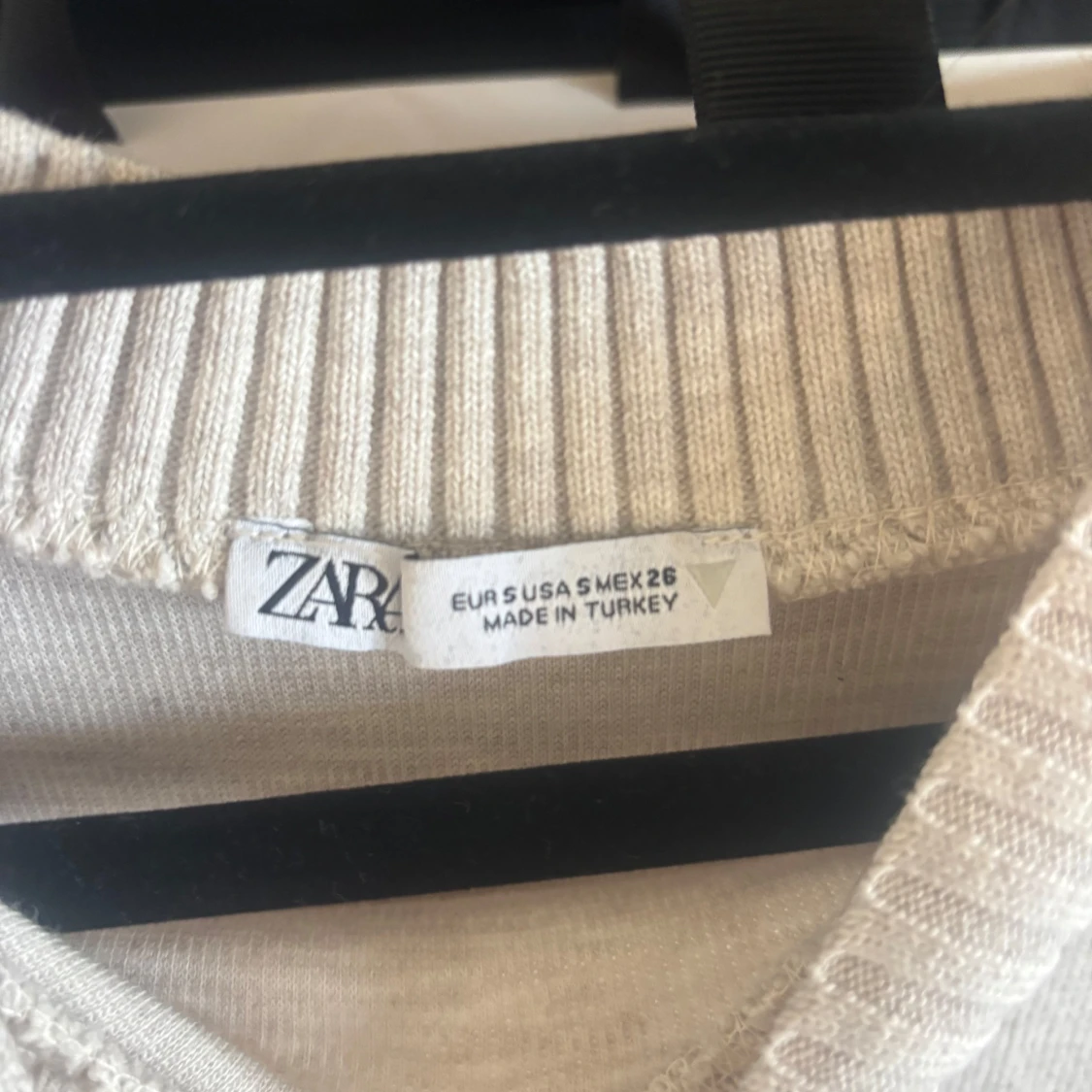 Beige pärlprydd topp från Zara - 1