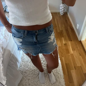 Hollister jeans kjol  - Snygg jeanskjol från hollister med hål!!💓