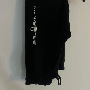 Svarta mjukisbyxor från Sail Racing - Svarta Sail Racing byxor i riktigt bra skick. Strl 160 funkar även som strl 170