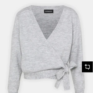 Grå omlott kofta från Even&Odd - Säljer en ljusgrå omlott kofta från Even&Odd med v-ringad hals och snygg knytning i sidan. Koftan är aldrig använd! Skriv för fler bilder, nypris 340. 