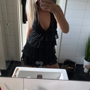 Festklänning - Fest klänning som är populär och sitter så bra på. Den har knyte i nacken så man kan bästämma hur den ska sitta på själv. Använd en gång