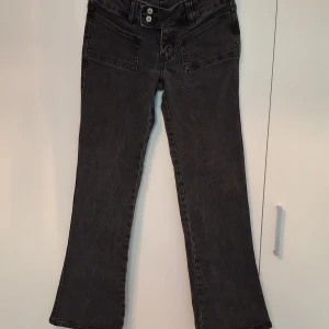 Svarta bootcut jeans 157 Paris Patch XS - Snygga svarta bootcut jeans från 157 Paris Patch i storlek XS Short. Jeansen har stora framfickor, klassiska bakfickor och en cool tvättad look. Perfekta för dig som gillar en avslappnad men trendig stil.